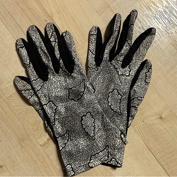 Vintage Black and White Paisley Gloves. - Picture 2 of 5